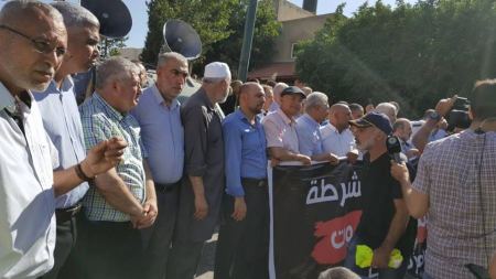 المئات يشاركون بمظاهرة كفرقاسم للاحتجاج على جرائم القتل بالوسط العربي